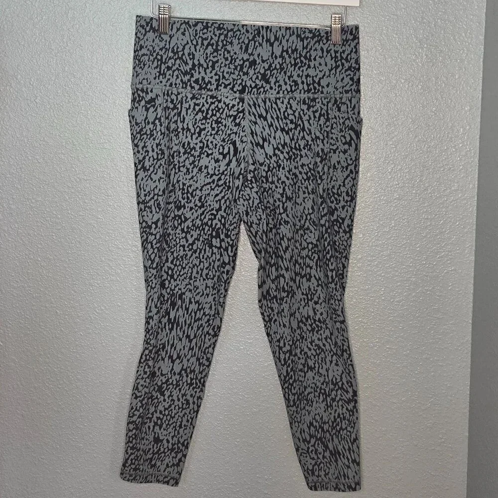 Athleta Salutation Stash Pocket Printed 7/8 Tight - L Teal Print